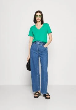 Marc O'Polo DENIM Shortsleeve V Neck Basic Fit - T-Shirt Basic - Amazon Green -Marc O'Polo 2bd88190b03246faa6a6996c75c3758f