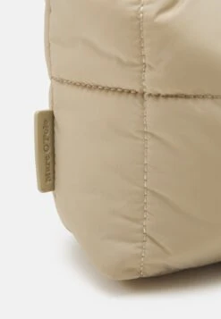 Marc O'Polo Mod Dory - Schoudertas - Loose Sand 11 Marc O'Polo Mod Dory - Schoudertas - Loose Sand -Marc O'Polo 868bf7aa053744a3bdae87f63c53fe63