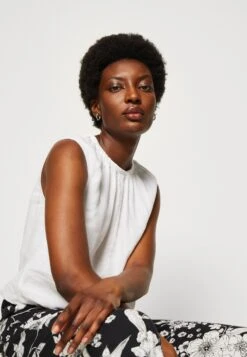 Marc O'Polo High Crew Neck With Gathering Strings At Hem - Blouse - White -Marc O'Polo b452572a7a9c41dda7389135ac360211