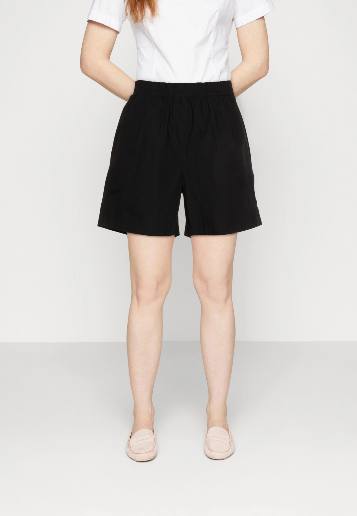 Marc O'Polo Essential Elastic Waist Pleats French Pockets - Shorts - Black 3 Marc O'Polo Essential Elastic Waist Pleats French Pockets - Shorts - Black