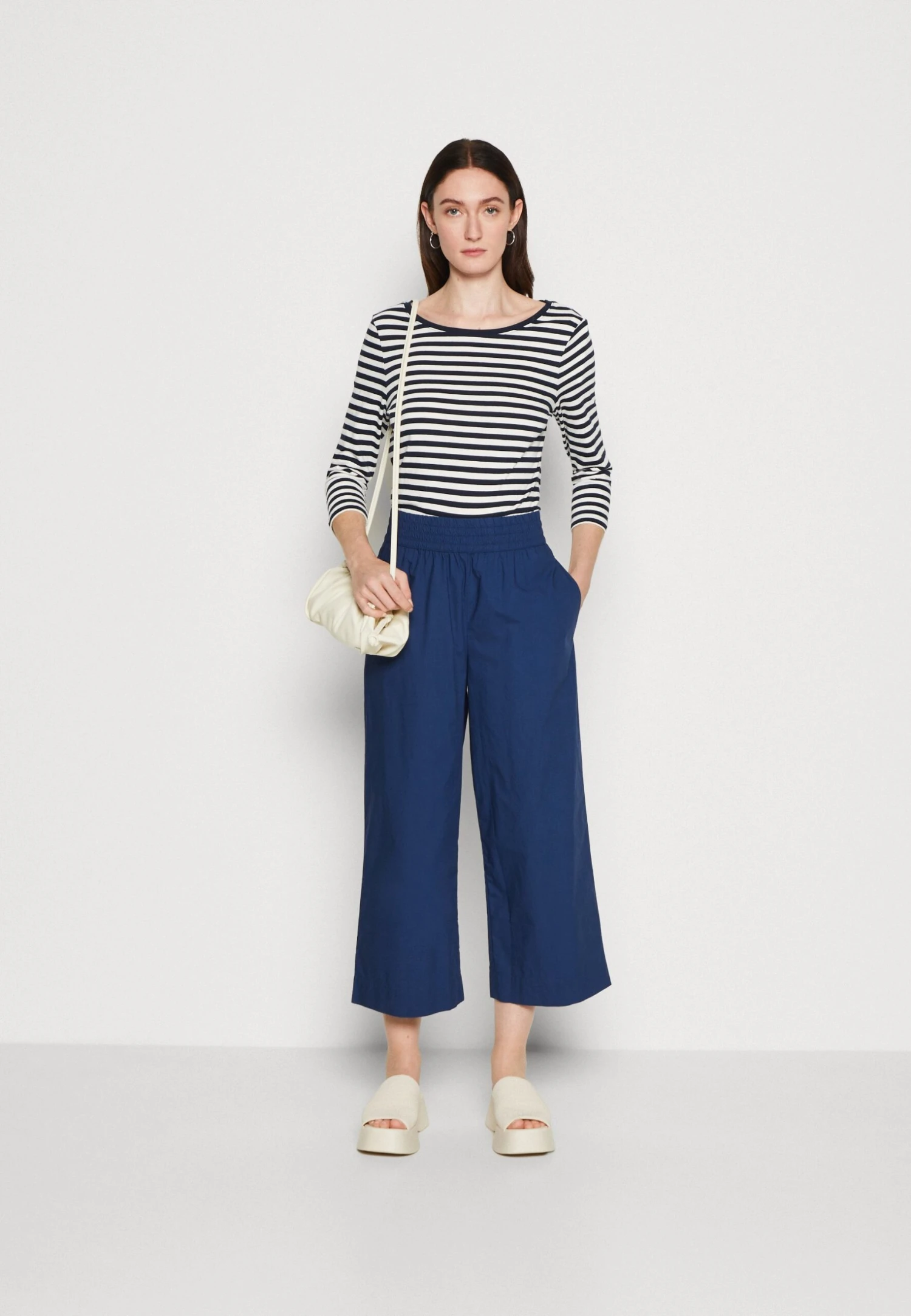 Marc O'Polo DENIM Culottes Elastic Waist Seam Pockets Solid Col - Broek - Admiral 4 Marc O'Polo DENIM Culottes Elastic Waist Seam Pockets Solid Col - Broek - Admiral - Afbeelding 2